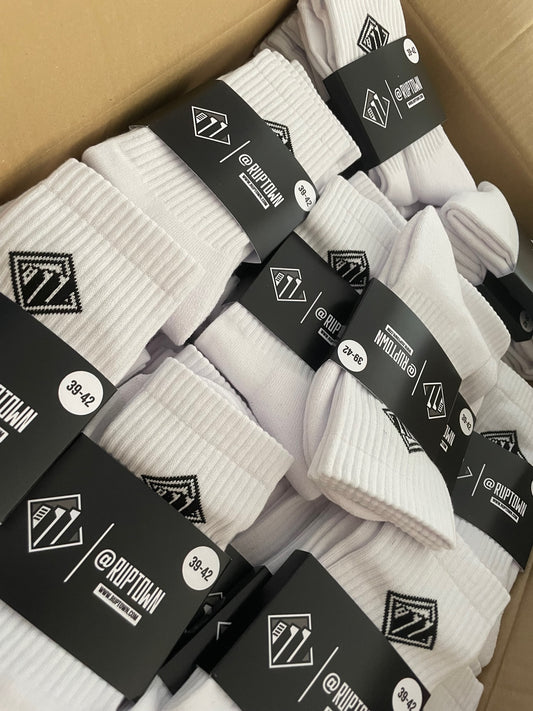 Weiße Tennissocken von Ruptown mit Logo in einer Kiste